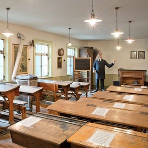 Blick in ein altes Klassenzimmer mit alten Schulmöbeln