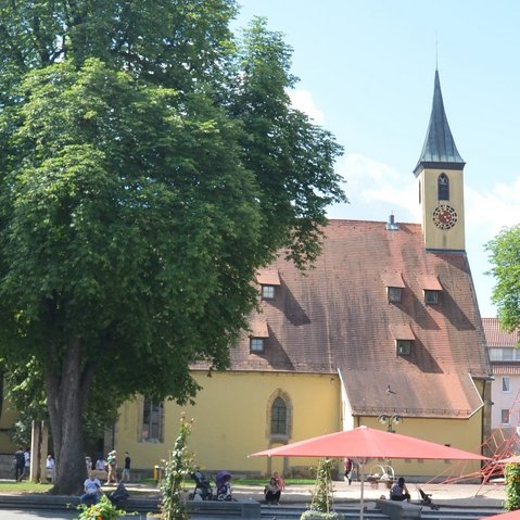 Ansicht auf einen Platz mit der Kreuzkirche im Hintergrund