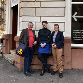 Prof. Dr. Angela Borgstedt und Peter Grohmann stehen vor dem Eingang der Geschäftsstelle der KulturRegion. In Ihrer Mitte steht Moderatorin Kimsy von Reischach.