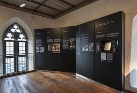 Blick in den Ausstellungsbereich mit einer Informationswand