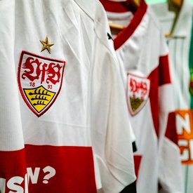 Weiße Trikots mit rotem Querstreifen und dem Vereinswappen von VfB Stuttgart, das eine goldene Sternapplikation trägt.