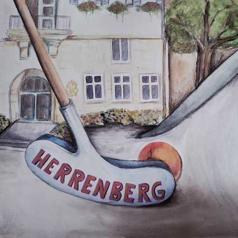 Minigolf-Schläger mit der Aufschrift 'HERRENBERG' und orangener Kugel vor einem Gebäude mit Fenstern und Bäumen.