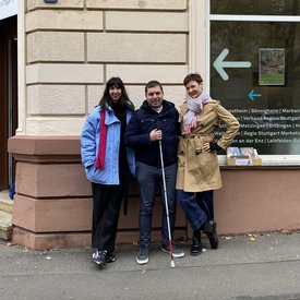 Gäst*innen Gloria Aino Grzywatz und Matthias Nagel mit Moderatorin Kimsy von Reischach vor der Geschäftsstelle der KulturRegion.