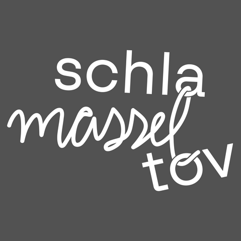 Schriftzug Schlamassel-Tov auf grauem Hintergrund.