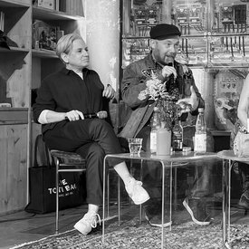 Vivian Kanner und Yuriy Gurzhy sitzen nebeneinander auf der Bühne. Yuriy spricht gerade in ein Mikrofon, Vivian scheint zuzuhören und hält ihr Mikro in der Hand.