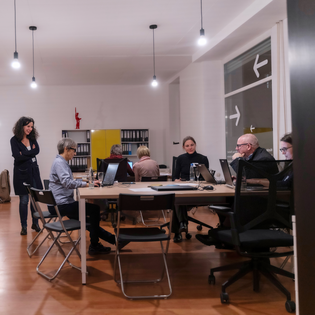 Mehrere Personen arbeiten an der Plattform Jewish Places