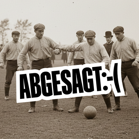 Schwarz-weiße Aufnahme einer Fußballmannschaft in historischen Trikots auf einem Spielfeld mit einem großen Schild 'ABGESAGT :-(' im Vordergrund