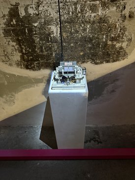 Ein elektronisches Kunstwerk von Fabian Kühfuß auf einem Podest wird bei einem Symposium in Stuttgart ausgestellt.