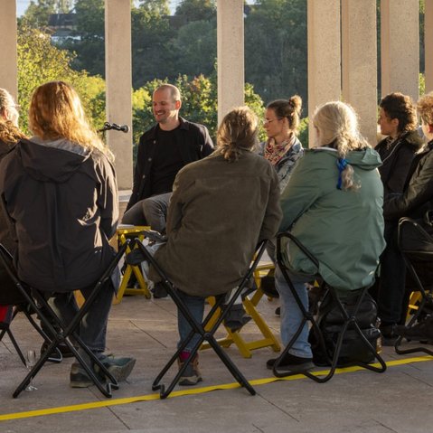Michael Turinsky, Gäst*innen und Zuhörer*innen auf der Terrasse des Literaturmuseum der Moderne. 