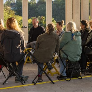 Michael Turinsky, Gäst*innen und Zuhörer*innen auf der Terrasse des Literaturmuseum der Moderne. 