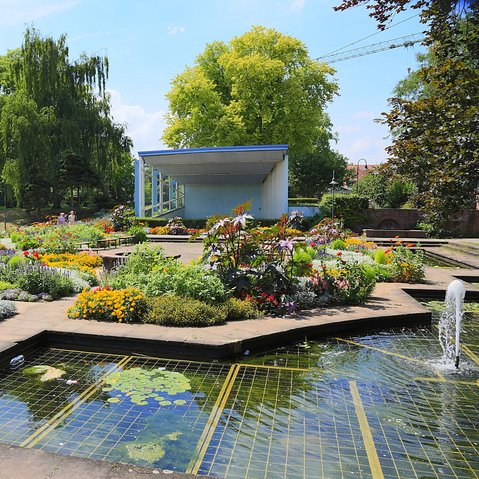 Blick auf Parkanlagen und einen Springbrunnen