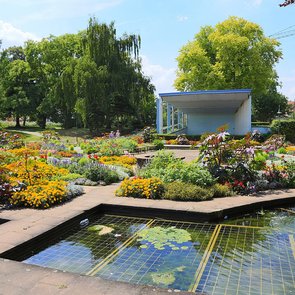 Blick auf Parkanlagen und einen Springbrunnen