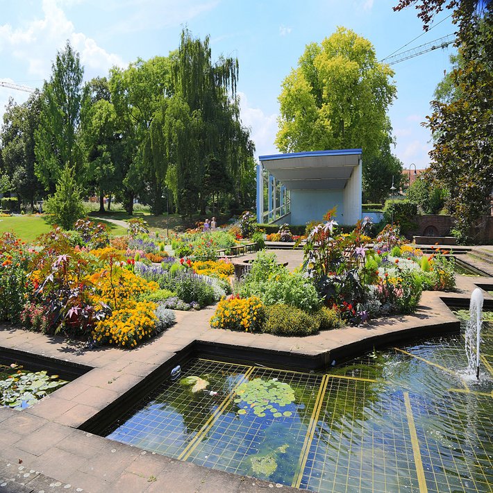 Blick auf Parkanlagen und einen Springbrunnen