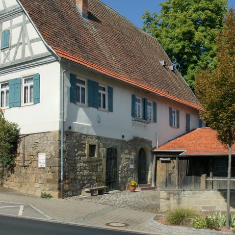Blick von der Straße auf das Bauernhausmuseum