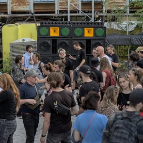 Mehrere menschen tanzen vor unserem Soundsystem.