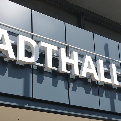 Ansicht des Schriftzuges »Stadthalle« an der Aussenfassade
