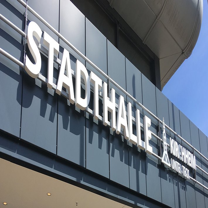 Ansicht des Schriftzuges »Stadthalle« an der Aussenfassade