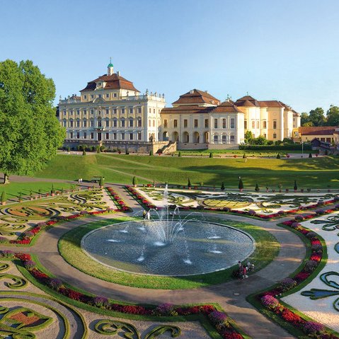 Blick auf den Garten und das Schloss im Hintergrund
