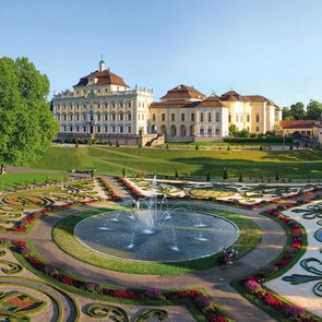 Blick auf den Garten und das Schloss im Hintergrund