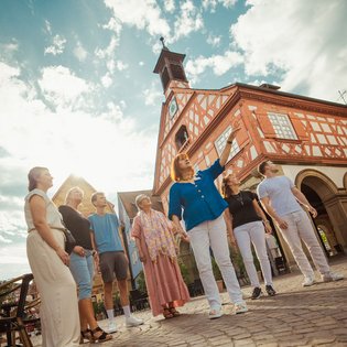 Stadtführung vor historischer Kulisse