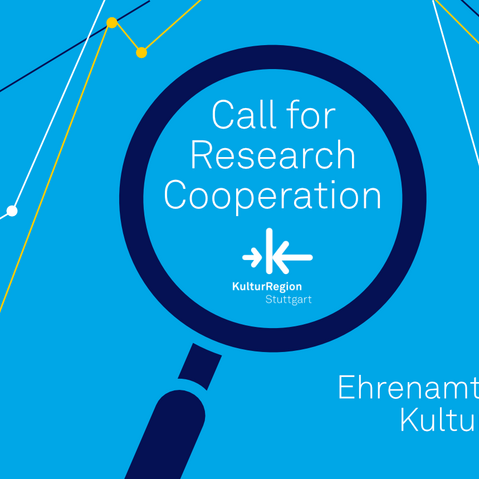 Blaues Grafikfeld mit einer Lupe, die den Text 'Call for Research Cooperation' und das Logo der KulturRegion Stuttgart zeigt, darunter der Text 'Ehrenamt und Kultur in der KulturRegion Stuttgart' sowie mehrere gelbe, weiße und dunkelblaue Linien mit Punkten, die Datenverläufe darstellen.