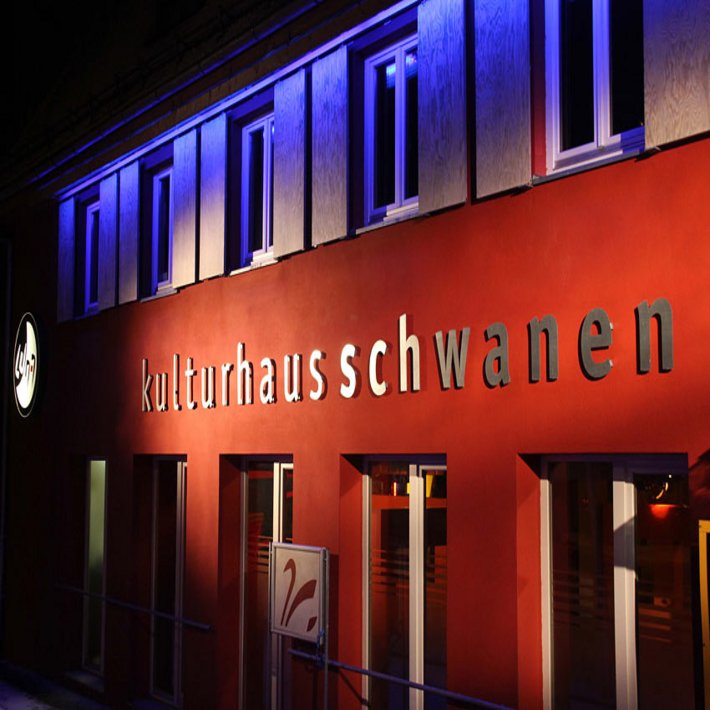 Aussenansicht Kulturhaus Schwanen bei Nacht.