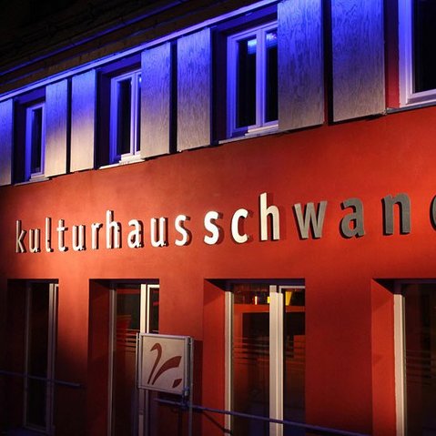 Aussenansicht Kulturhaus Schwanen bei Nacht.