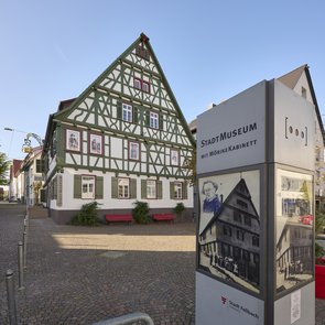 Blick auf das in einem Fachwerkhaus untergebrachte Museum