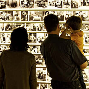 Besucher:innen in der Ausstellung