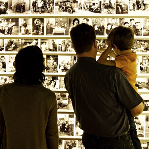 Besucher:innen in der Ausstellung