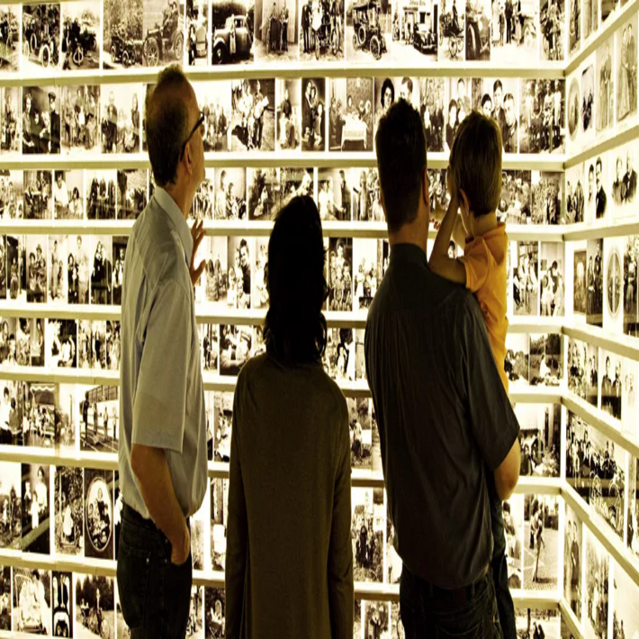 Besucher:innen in der Ausstellung