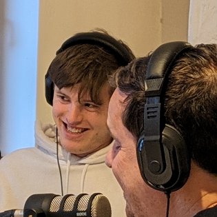 Inkluencer Luk Bornhak und Moderator Ingmar Volkmann im Podcast-Gespräch