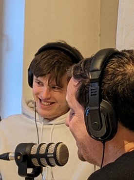 Inkluencer Luk Bornhak und Moderator Ingmar Volkmann im Podcast-Gespräch