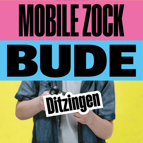 Schriftzug 'MOBILE ZOCK BUDE' in großen schwarzen Buchstaben auf pink-blauem Hintergrund über einer Person mit Controller und dem Schriftzug 'Ditzingen'