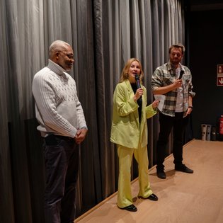 Moderatorin Viktoria Merkulova im Gespräch mit beiden Filmemacher Niklas Link und Willy Rollé.