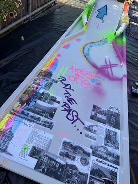 Minigolfbahn mit Collage aus historische
