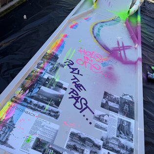 Minigolfbahn mit Collage aus historische