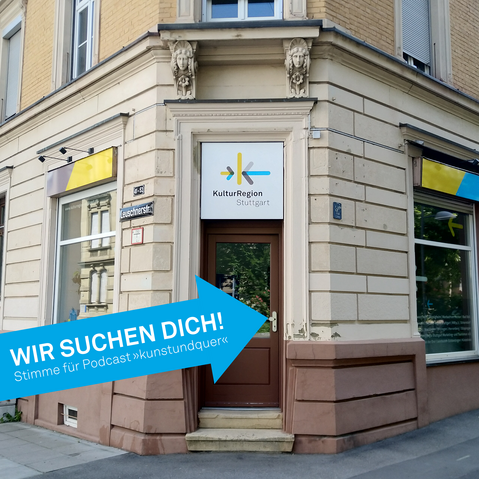 Bild des Eingangsbereichs der Geschäftsstelle der KulturRegion Stuttgart. Auf das Bild ist ein blauer Pfeil mit dem Text: » Wir suchen Dich! Stimme für Podcast »kunstundquer« (m/w/d)« gelegt.