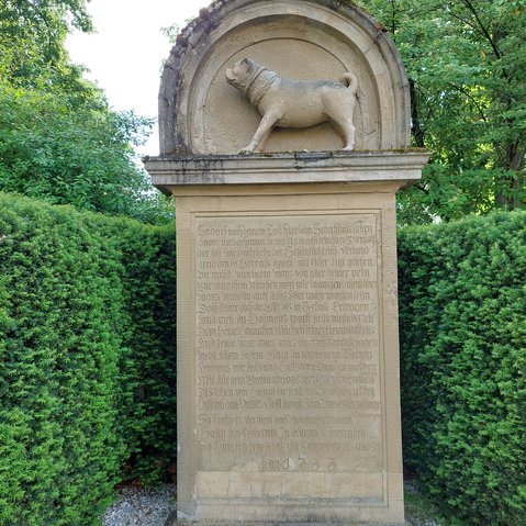 Denkmal aus Stein. Motiv ist ein Mops.
