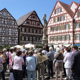 Kostümführung mit mehreren Personen in der Altstadt