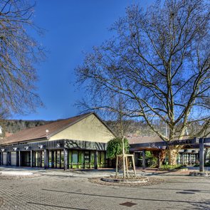 Blick auf die Stadthalle Plochingen und den Eingangsbereich bei herrlichem Sonnenschein