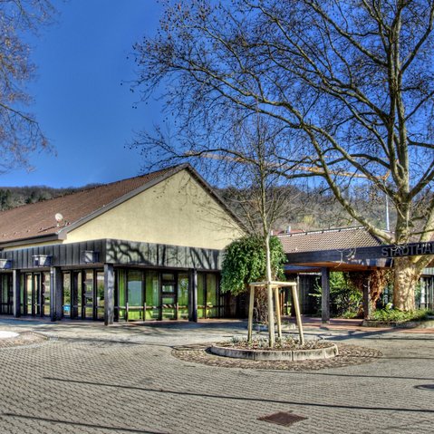 Blick auf die Stadthalle Plochingen und den Eingangsbereich bei herrlichem Sonnenschein