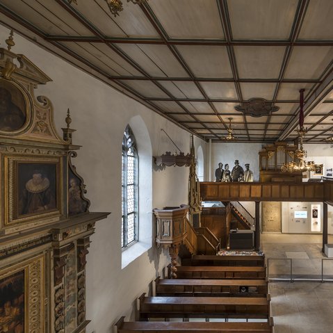 Innenansicht von der Empore auf die Ausstellung