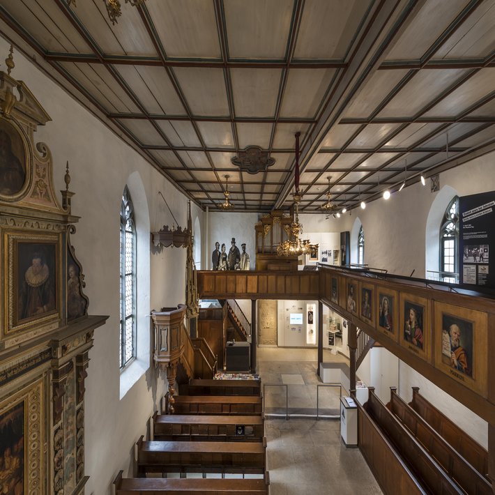 Innenansicht von der Empore auf die Ausstellung