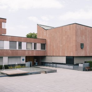 Blick auf den Hof, den Eingang und Teile des Rathaus-Gebäudes