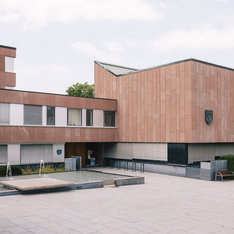 Blick auf den Hof, den Eingang und Teile des Rathaus-Gebäudes