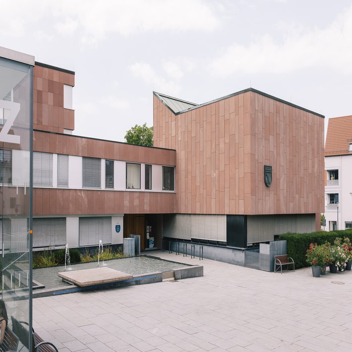 Blick auf den Hof, den Eingang und Teile des Rathaus-Gebäudes