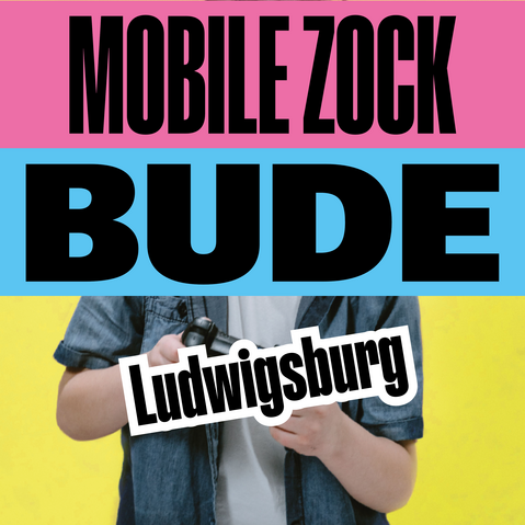 Person in Jeanshemd hält einen schwarzen Controller vor einem Hintergrund in Pink, Blau und Gelb mit den Worten 'MOBILE ZOCK BUDE' und 'Ludwigsburg'