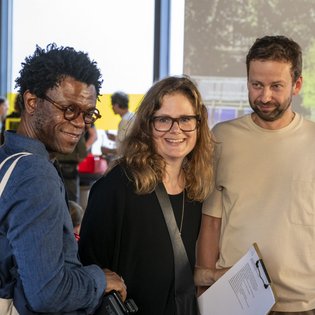 Von links nach rechts: Musiker und Künstler Neo Muyanga, Kuratorin Melanie Mohren, Kurator Bernhard Herbordt.