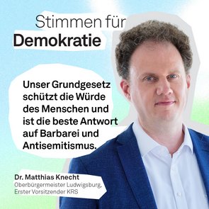 Grafik mit dem Titel »Stimmen für Demokratie« vor einem Blau-grün changierendem Hintergrund. Im Zentrum steht das Zitat: »Unser Grundgesetz schützt die Würde des Menschen und ist die beste Antwort auf Barbarei und Antisemitismus « Darunter Name und Titel von Dr. Matthias Knecht.